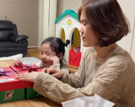 상자에 손을 얹고 모녀가 기도하는 모습. 사명의교회 제공