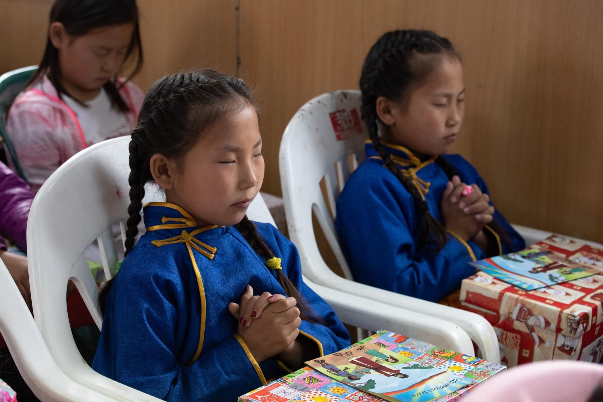 children praying