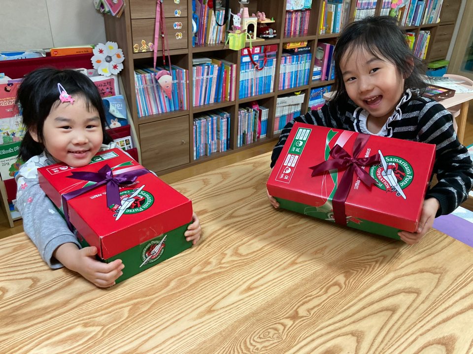 children in Africa with their shoeboxes