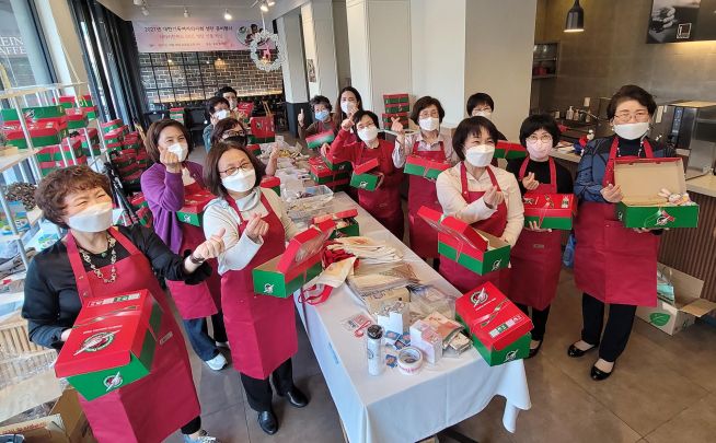 대한기독여자의사회가 크리스마스를 앞두고 사마리안퍼스(Samaritan’s Purse)와 함께 몽골과 캄보디아의 어린이들에게 뜻깊은 OCC 크리스마스 선물 상자를 보냈다. 지난 10월 30일 선물상자 패킹 행사에서 조보경 대표(앞줄 오른쪽에서 세 번째)를 비롯한 기독여의사회 회원들이 기념촬영하고 있다