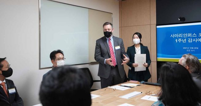 크리스 위크스 대표가 메시지를 전하고 있다.